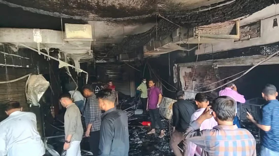 চট্টগ্রামের টেরিবাজারে বহুতল বিপণিকেন্দ্রে আগুন, দুইজনের মৃত্যু